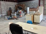 une image représentant une pièce dans laquelle se trouvent de nombreux meubles