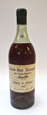une bouteille de sirop posée sur une table
