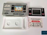 une petite console de jeux avec un jeu à l'écran