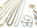 de nombreux types de colliers et de bagues posés sur la table