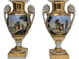 une paire de vases anciens ornés d'une peinture représentant un paysage