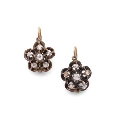 une photo d'une paire de boucles d'oreilles en diamant noir et blanc