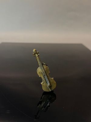 Pendentif Violon en alliage de métal formant grattoir
