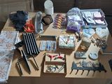 une table sur laquelle se trouvent de nombreux objets, notamment des ciseaux, des ciseaux et d'autres objets