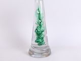 un vase en verre contenant une substance verte