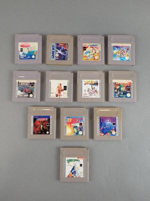 de nombreux jeux vidéo accrochés les uns à côté des autres sur le mur