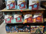 un présentoir de produits dérivés Pokémon dans un magasin