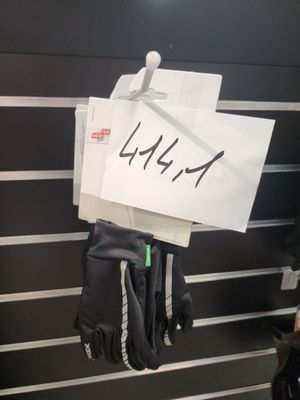 une affiche accrochée au mur sur laquelle on voit une paire de gants