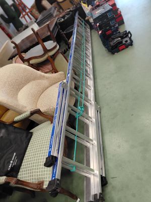 Plusieurs valises et bagages sont alignés sur un tapis roulant