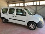 une petite camionnette blanche garée à l'intérieur d'un bâtiment