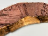 une veste marron ornée d'une fourrure marron