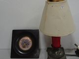 une lampe placée à côté d'un tableau accroché au mur