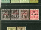 un ensemble de timbres de différentes couleurs et portant des numéros différents