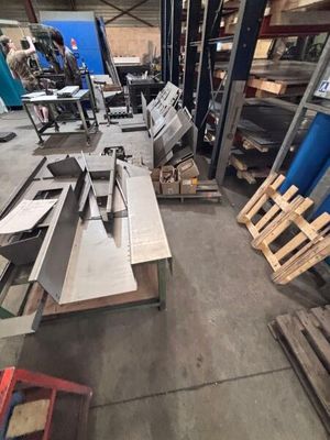 plusieurs pièces de bois sont empilées sur des palettes dans un entrepôt