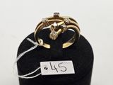 Gros plan sur une bague en or ornée d'un diamant