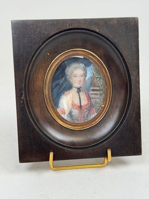 portrait d'une femme en robe rouge dans un cadre en bois