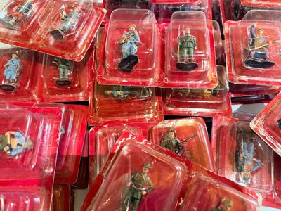 beaucoup de jouets en plastique posés sur une table
