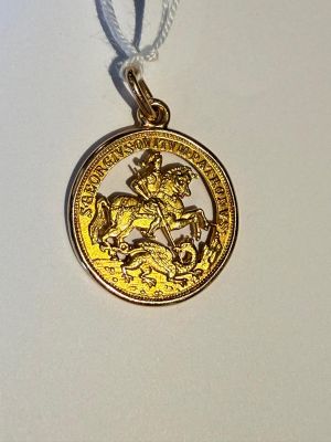 Gros plan sur une pièce d'or ornée d'un cheval