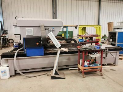 une grande machine installée dans un bâtiment