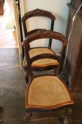 trois chaises assises l'une à côté de l'autre dans une pièce