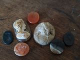 tout un tas de pierres différentes posées sur une table en bois