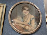 une photo d'une femme assise sur une chaise devant un miroir