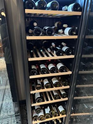 de nombreuses bouteilles de vin sur les étagères de la cave à vin