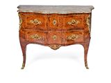 une image d'une commode avec un plateau en marbre