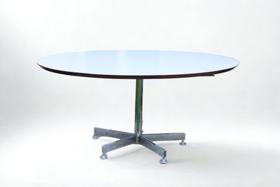 une image représentant une table ronde avec un piètement en métal et un plateau en verre