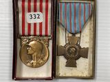 deux médailles se trouvent dans un écrin avec un ruban et une médaille