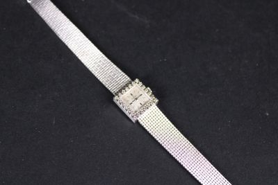 gros plan d'une montre sur une surface noire avec un fond noir
