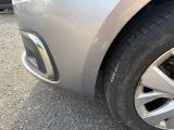 un gros plan sur le pneu d'une voiture sur une route en gravier