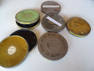 plusieurs boîtes de différentes sortes posées sur une table