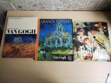 deux livres posés sur une table