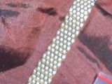 un bracelet posé sur une chemise