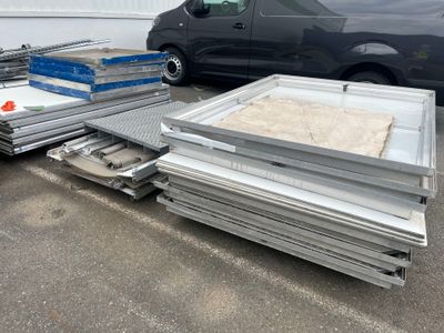 Plusieurs morceaux de métal sont empilés les uns sur les autres dans un parking