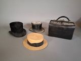 trois chapeaux, un chapeau et un sac posés sur une table