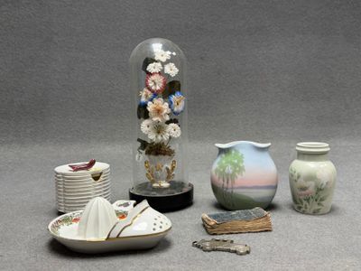 Lot comprenant: Petit globe de mariage, vases, presse agrume…