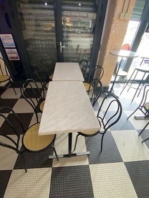des tables et des chaises dans un restaurant au sol à carreaux