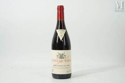 une bouteille de vin posée sur une table