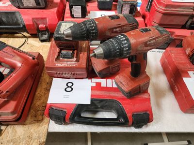 de nombreux outils posés ensemble sur une table