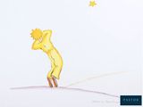Un tableau représentant un petit garçon vêtu d'un imperméable jaune qui lève les yeux vers les étoiles