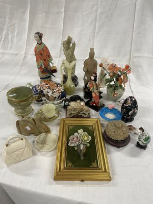 un grand nombre d'objets posés sur une table