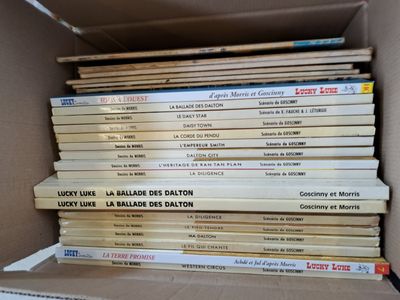 plusieurs livres empilés dans une boîte