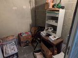 une photo d'une pièce dans laquelle il y a beaucoup d'objets
