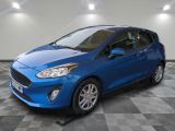 une Ford Fiesta bleue garée sur un sol en carrelage à damier