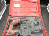 une caisse à outils rouge avec des outils sur une table