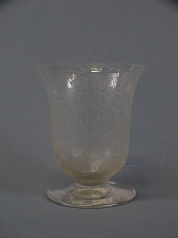 BACCARAT. Vase modèle Michel Ange de forme cornet en cristal grav...