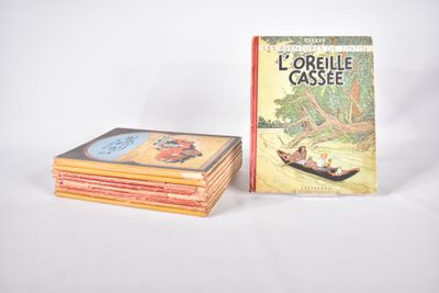 une pile de livres posés les uns à côté des autres sur une table