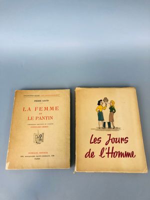 deux livres posés l'un à côté de l'autre sur une table bleue